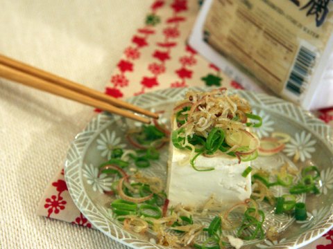Cold Tofu with Anchovy</br>しらすのせ冷奴