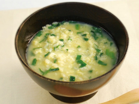 Niratama-gayu (rice porridge with Japanese leeks and eggs) / にらたまがゆ