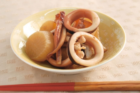 Nitsuke (simmered dish) with Daikon and Squid / イカと大根の煮付け