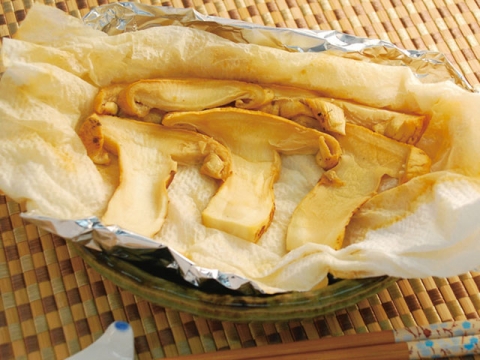 Tsutsumi-yaki (matsutake baked in paper) / 松茸の包み焼