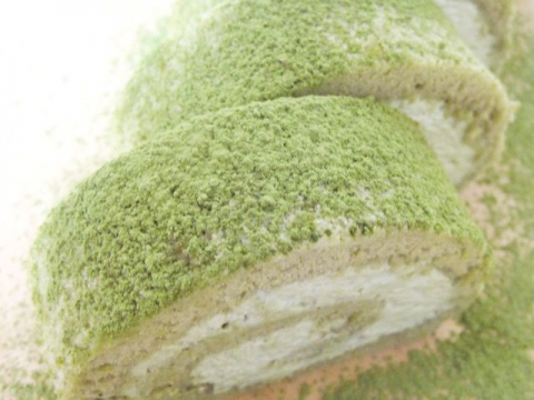 ROLL CAKE WITH TEA PODER / 粉末茶のロールケーキ