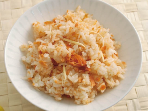 Takikomi rice with lightly salted sockeye salmon and karashi mentaiko (spicy cod roe) / 甘塩紅鮭と辛子明太子の炊き込みご飯