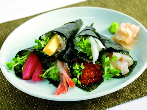 Temaki Zushi (Sushi Hand Roll) with Kaiware Daikon<br/>貝割れだいこんの手巻き寿司