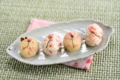 Sweet rice cake (Ohagi)with Salted Sakura/塩漬け桜おはぎ